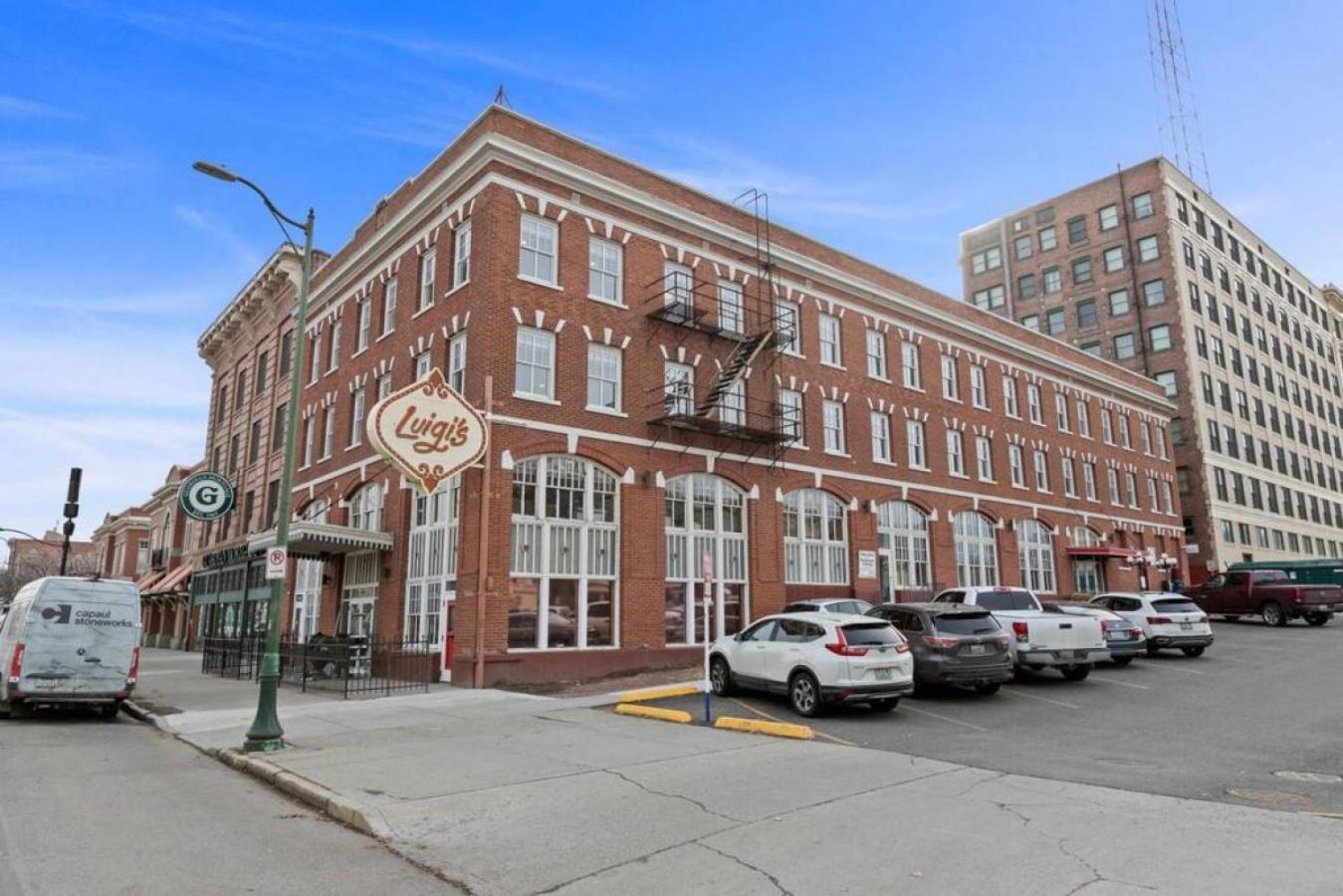 Spacious With King Beds - J And K On Main Spokane