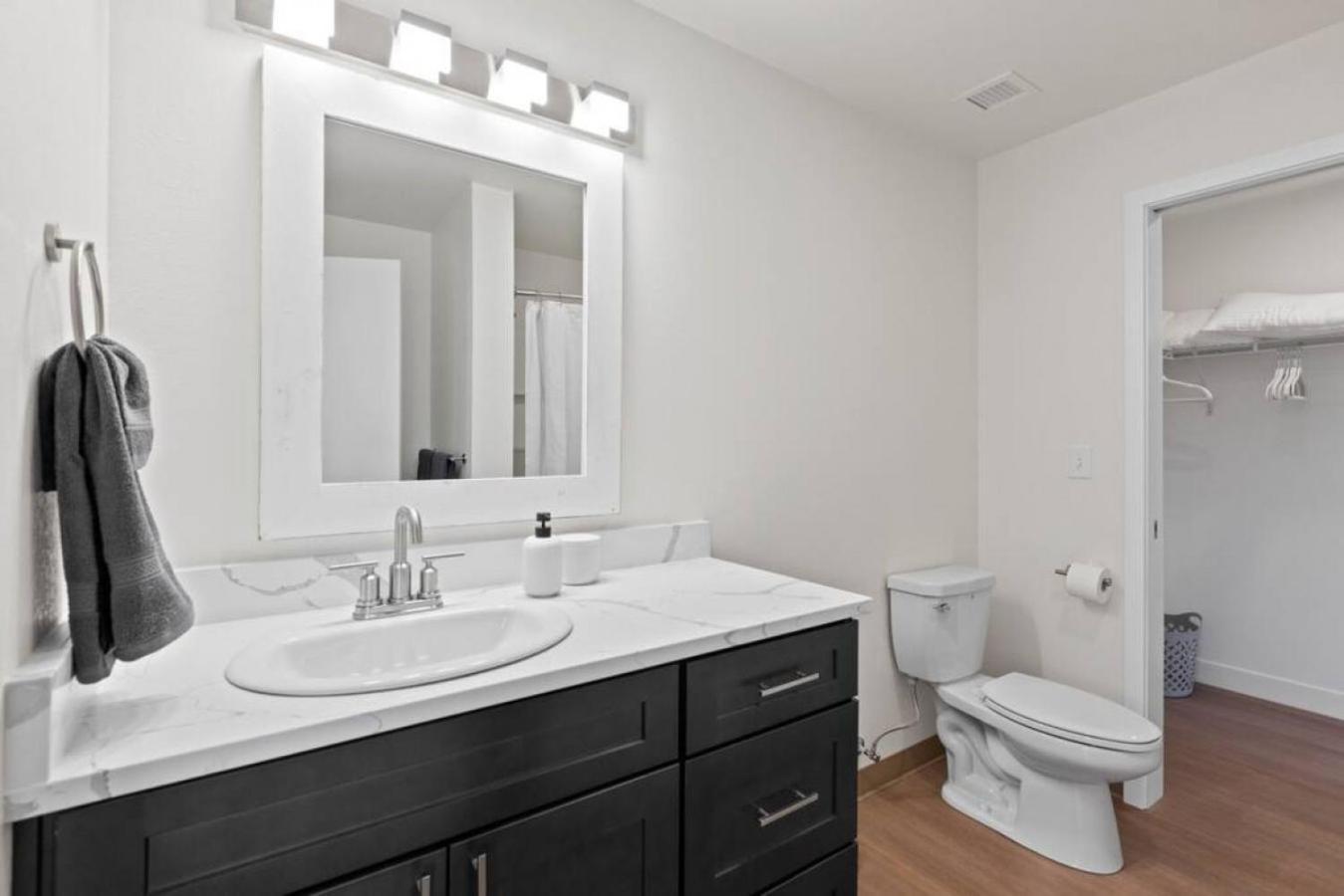 Apartment Spacious With King Beds - J And K On Main